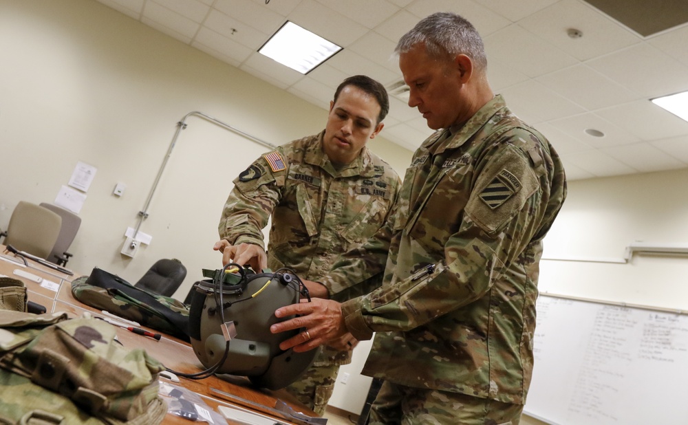 The Commanding General of the 3rd Infantry Division visits Marne Air Soldiers at Hunter Army Airfield.