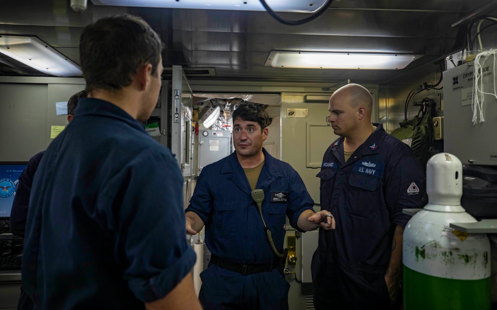 USS Billings Sailor Leads a Medical Emergency Training Team