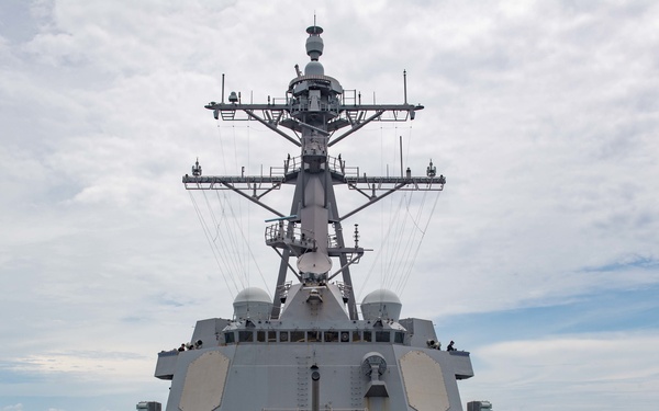 USS Pinckney (DDG 91) is underway in the Pacific Ocean