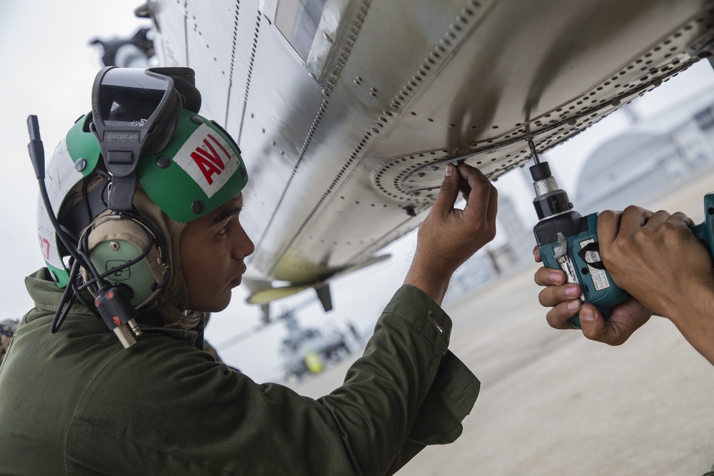 HMLA-169 AH-1Z maintenance