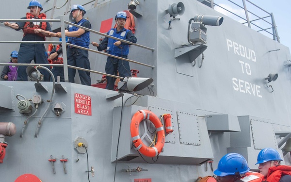 USS Pinckney (DDG 91) is underway in the Pacific Ocean
