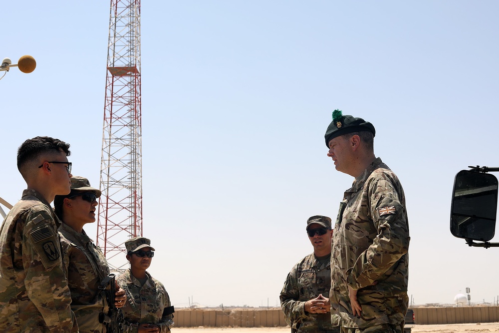 Coalition leader meets with troops in western Iraq