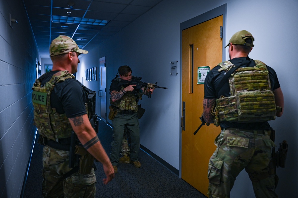 165th Special Response Team conducts routine building clearing training