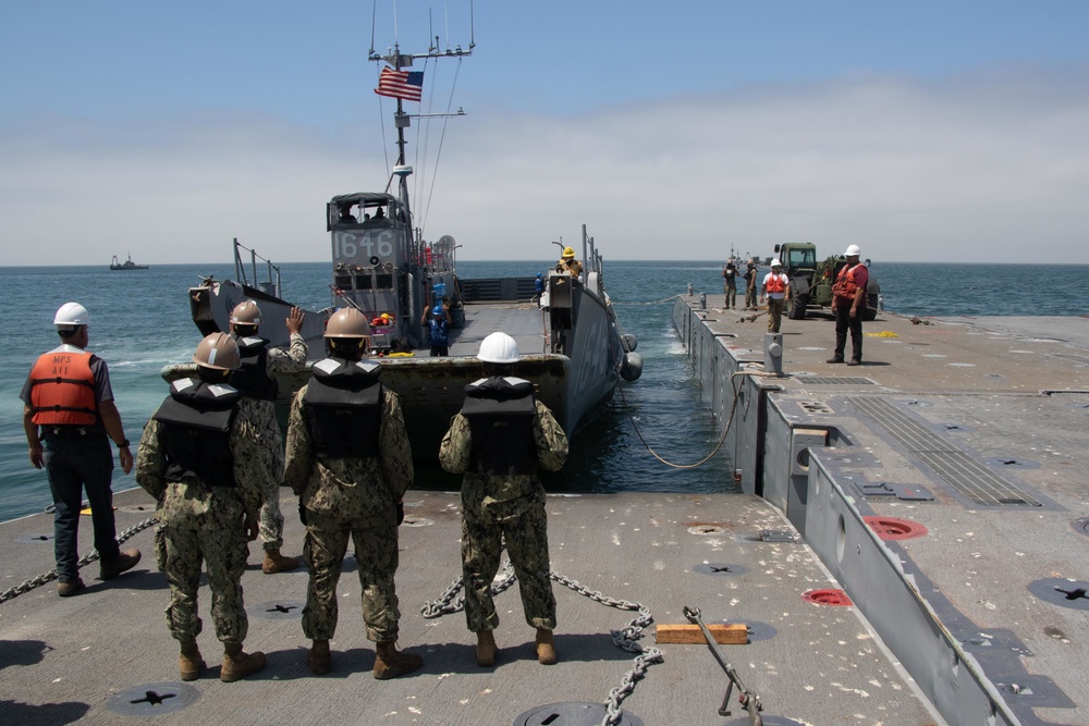 ACB 1 Conducts Floating Causeway Training with ACU 1 and BMU 1