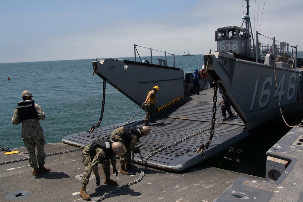 ACB 1 Conducts Floating Causeway Training with ACU 1 and BMU 1