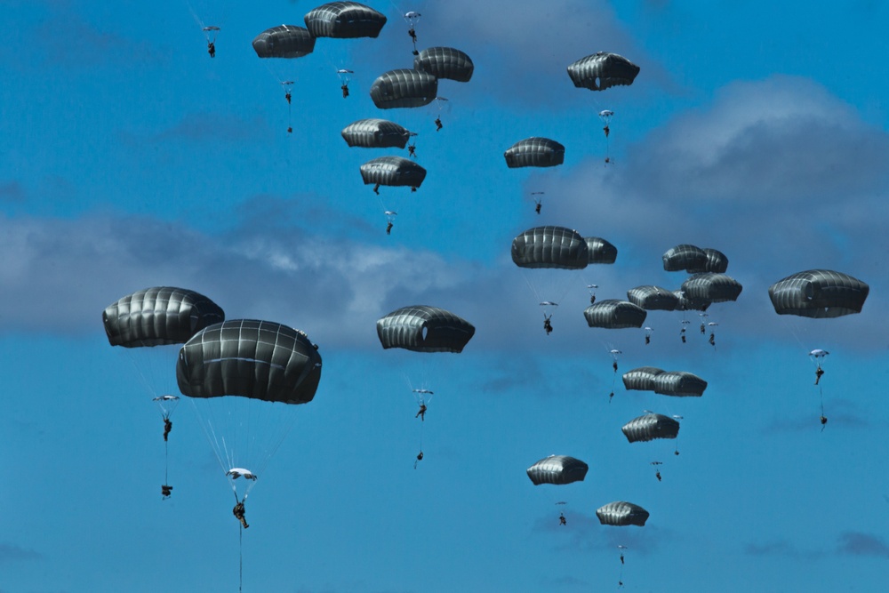Spartan Brigade’ paratroopers jump over Queensland, Australia during Exercise Talisman Sabre 21