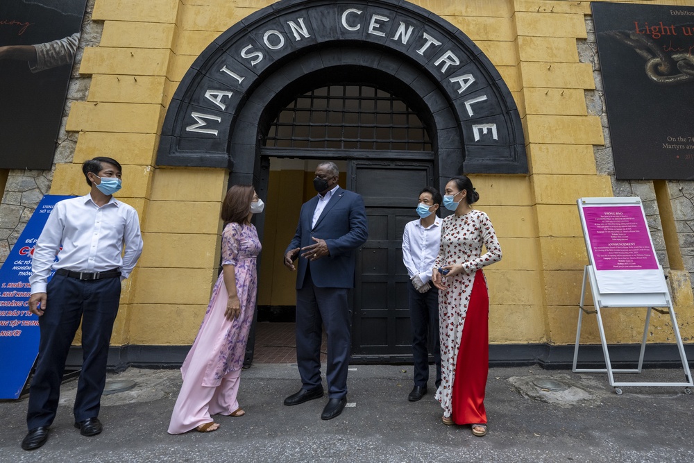 SECDEF Tours Hỏa Lò Prison in Hanoi