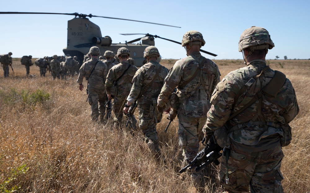 Talisman Sabre 21: US Army paratroopers fly in Australian CH-47 Chinooks