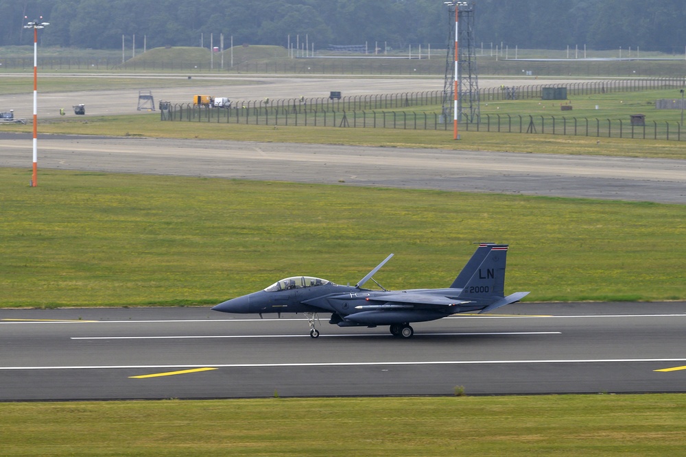 F-15E landing maneuvers