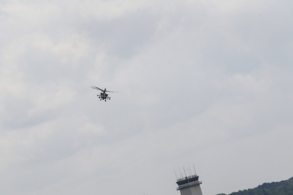 The Commanding General of the 3rd Infantry Division takes to the skies.