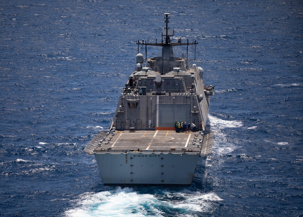 USS Sioux City Participates in Vertical Replenishment
