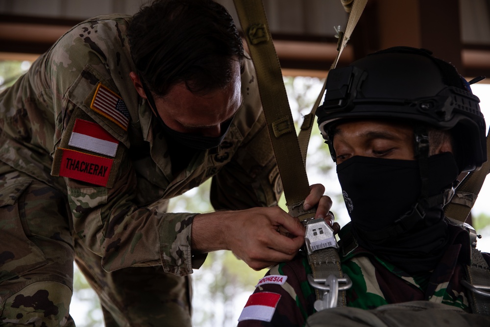 Indonesian Paratroopers conduct the Basic Airborne Refresher course with 82nd Airborne Jumpmasters