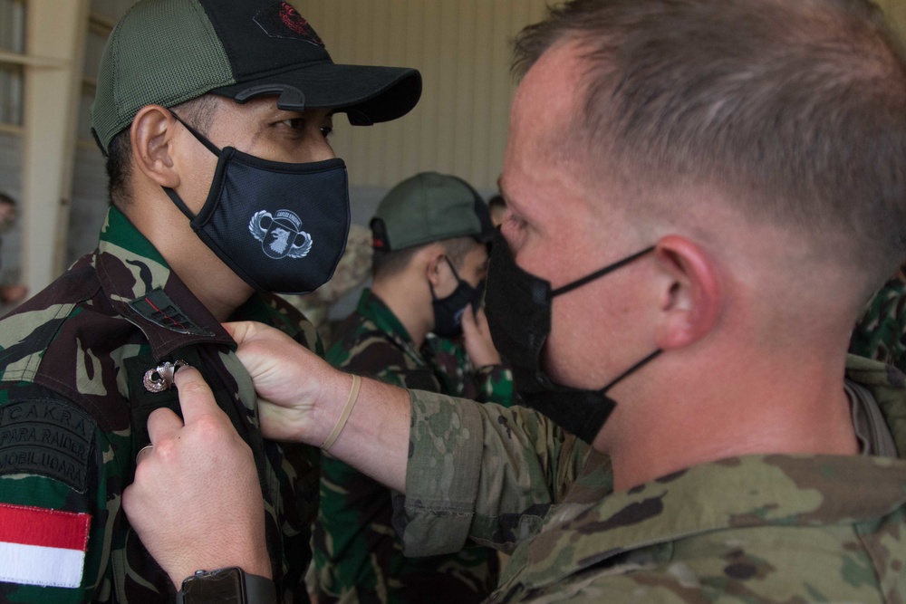 Paratroopers Pin Indonesian Soldiers