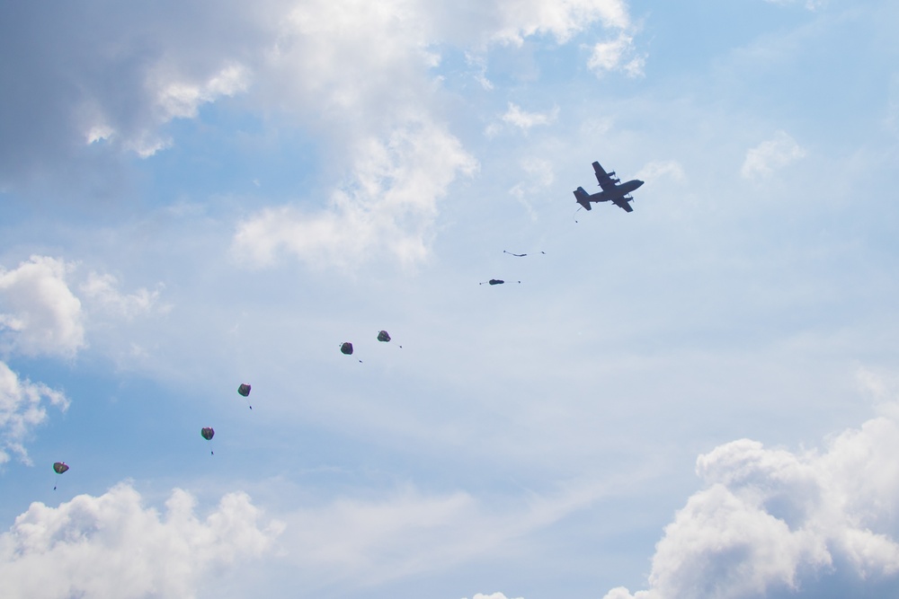 Indonesian Soldiers Jump On Fort Bragg