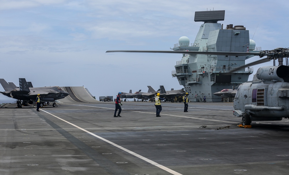 HSM-75 Visits HMS Queen Elizabeth