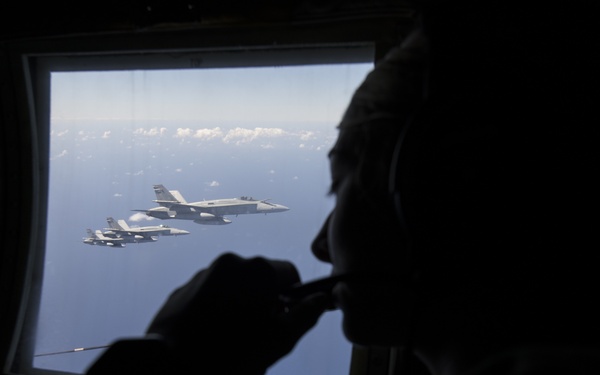 Talisman Sabre 21: U.S. Marines with VMGR-152 refuel Australian F/A-18s
