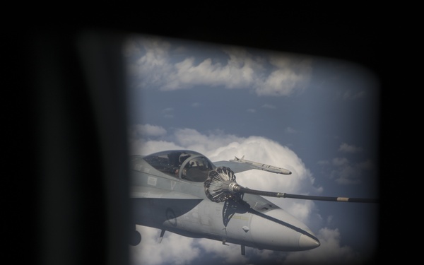 Talisman Sabre 21: U.S. Marines with VMGR-152 refuel Australian F/A-18s