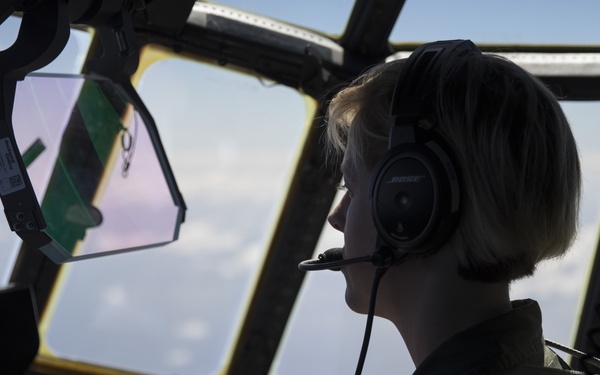 Talisman Sabre 21: U.S. Marines with VMGR-152 refuel Australian F/A-18s