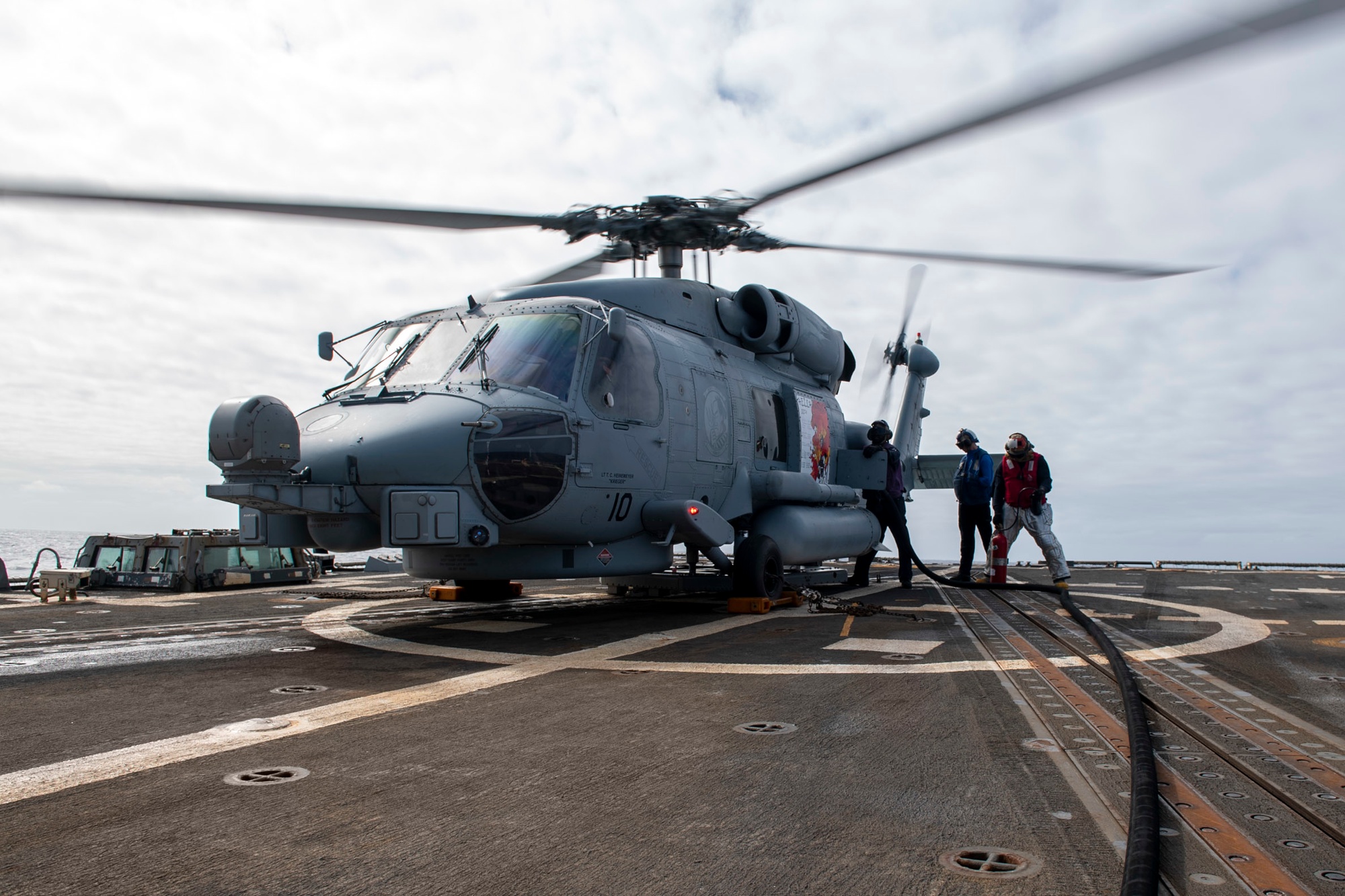 DVIDS - Images - Sailors refuel an MH-60R Seahawk assigned