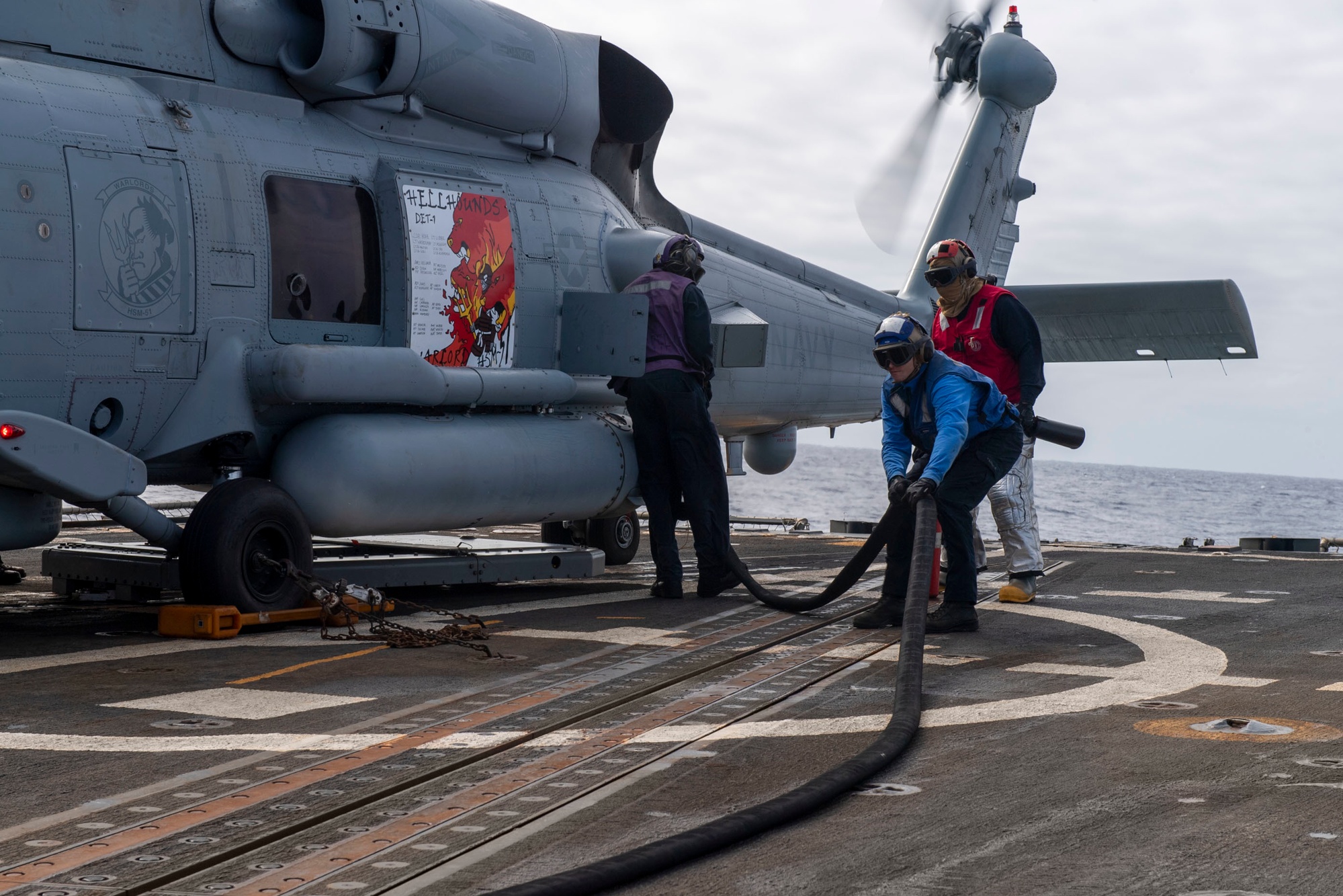 DVIDS - Images - Sailors refuel an MH-60R Seahawk assigned
