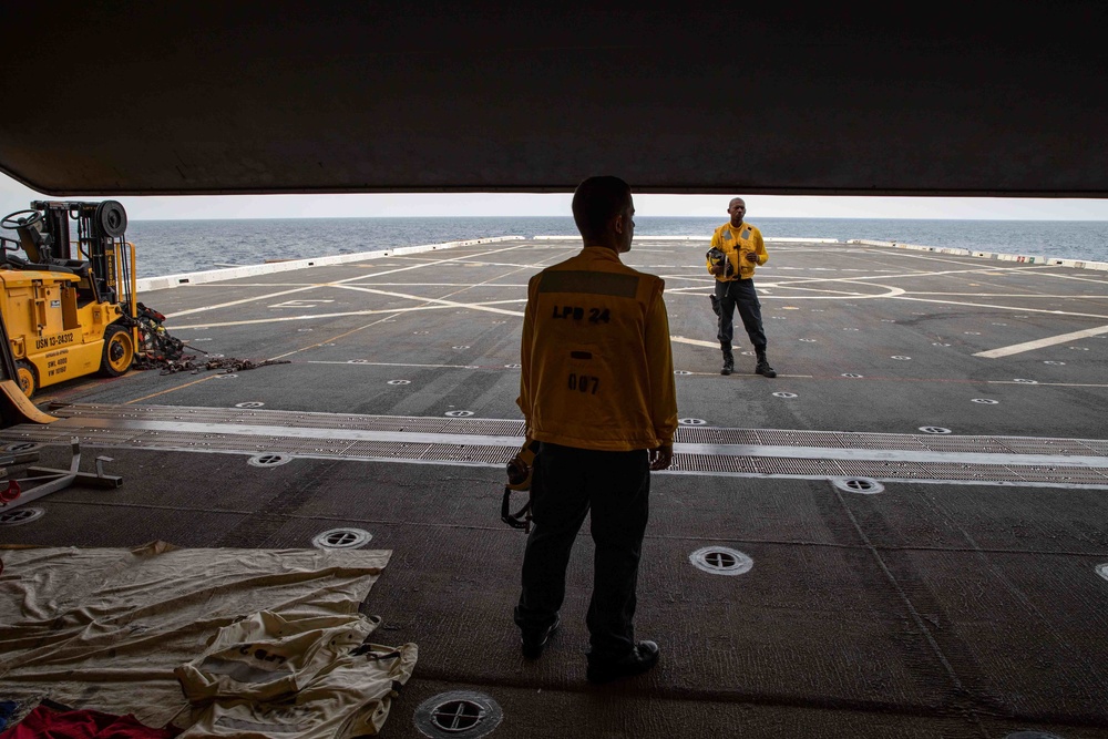 Arlington conducts flight operations with Helicopter Sea Combat Squadron (HSC) 2