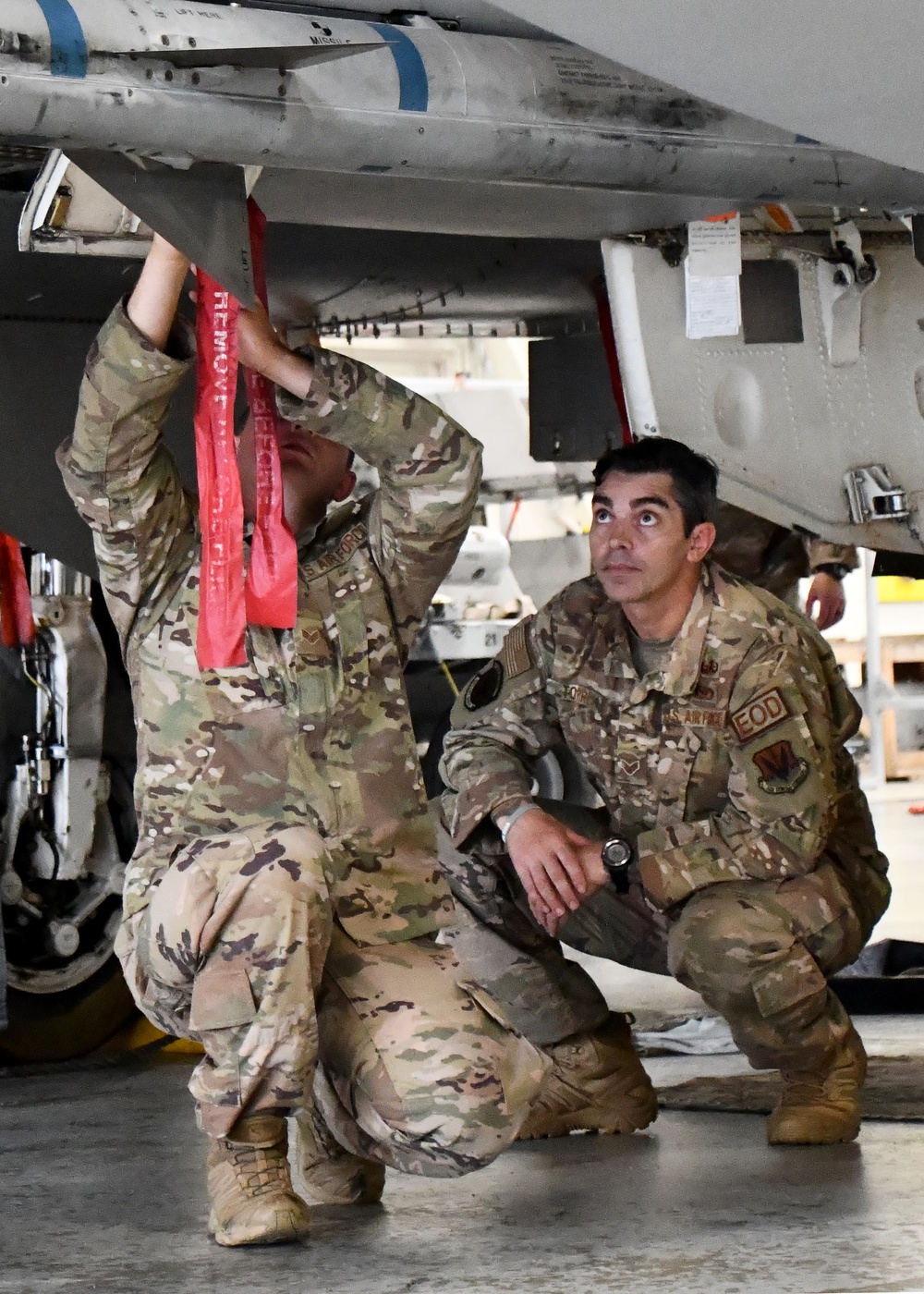 104th Explosive Ordnance Disposal technicians help train local EOD teams