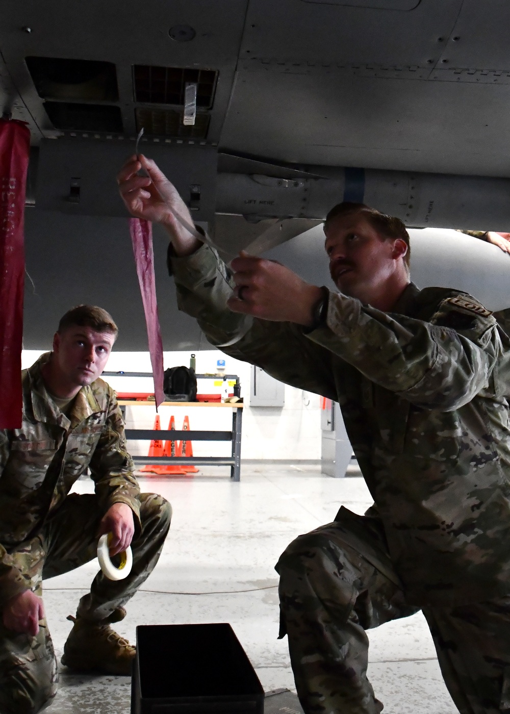 104th Explosive Ordnance Disposal technicians help train local EOD teams