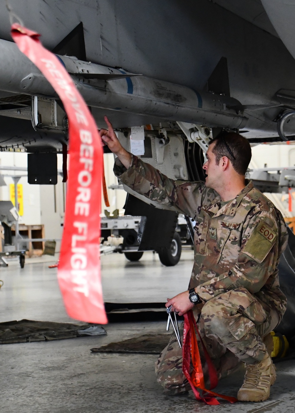 104th Explosive Ordnance Disposal technicians help train local EOD teams