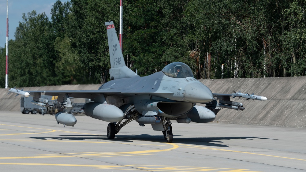 U.S. Air Force F-16 Fighting Falcons arrive at Łask Air Base