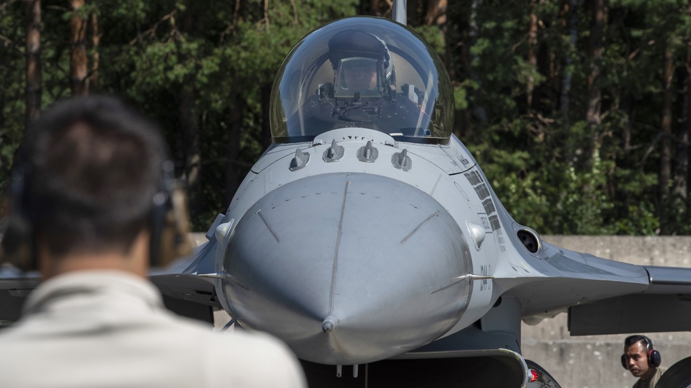 U.S. Air Force F-16 Fighting Falcons arrive at Łask Air Base