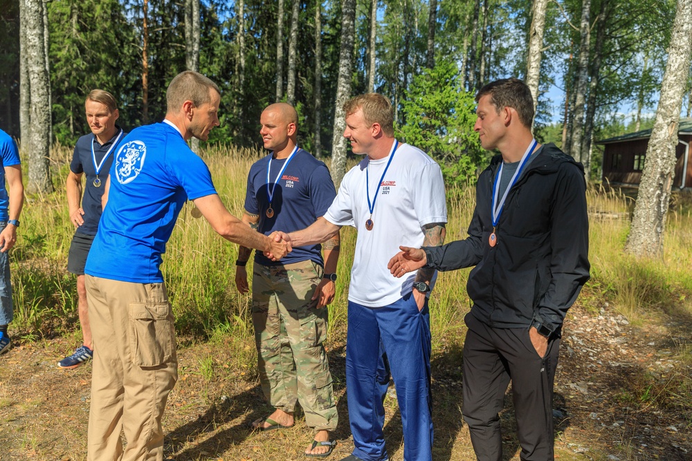 A Finnish competitor congratulates the third place team