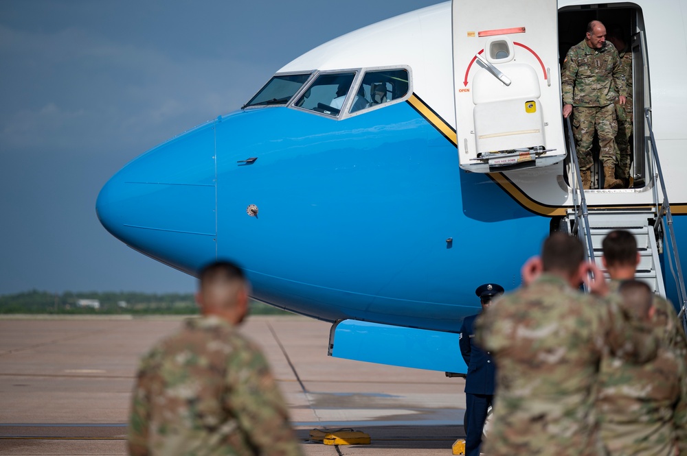 USTRANSCOM command team visits 39th AS; recognizes efforts
