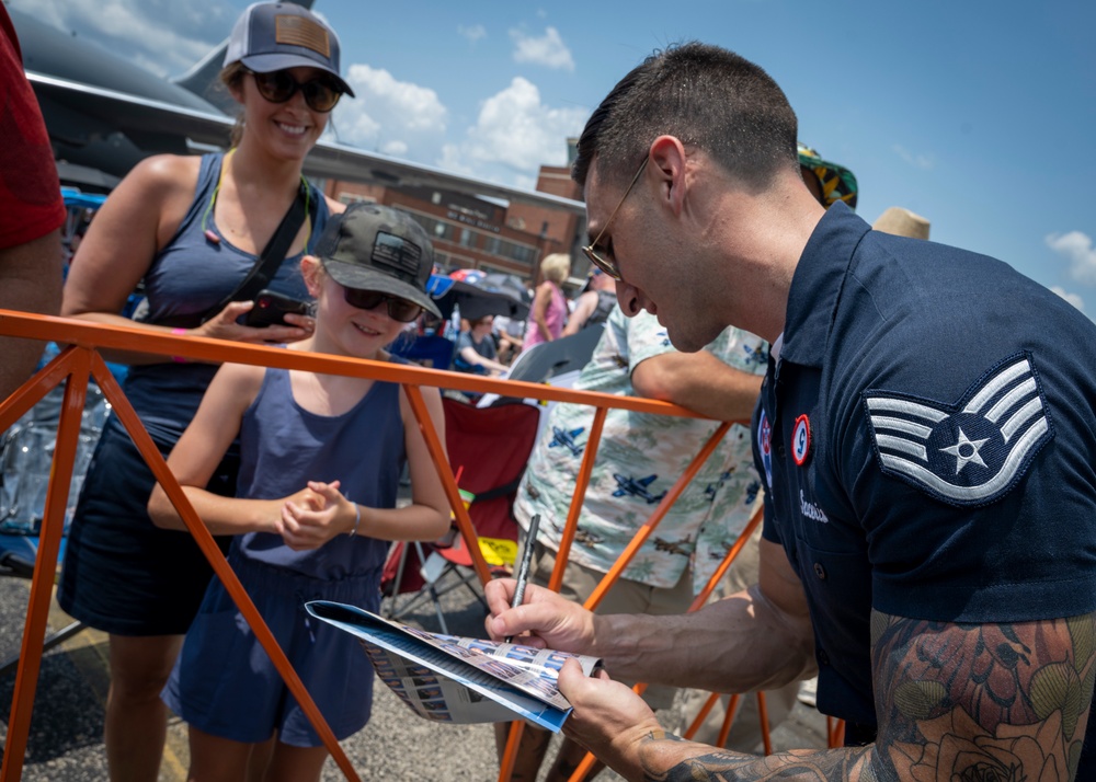 Thunderbirds, Blue Angels rock Kansas City