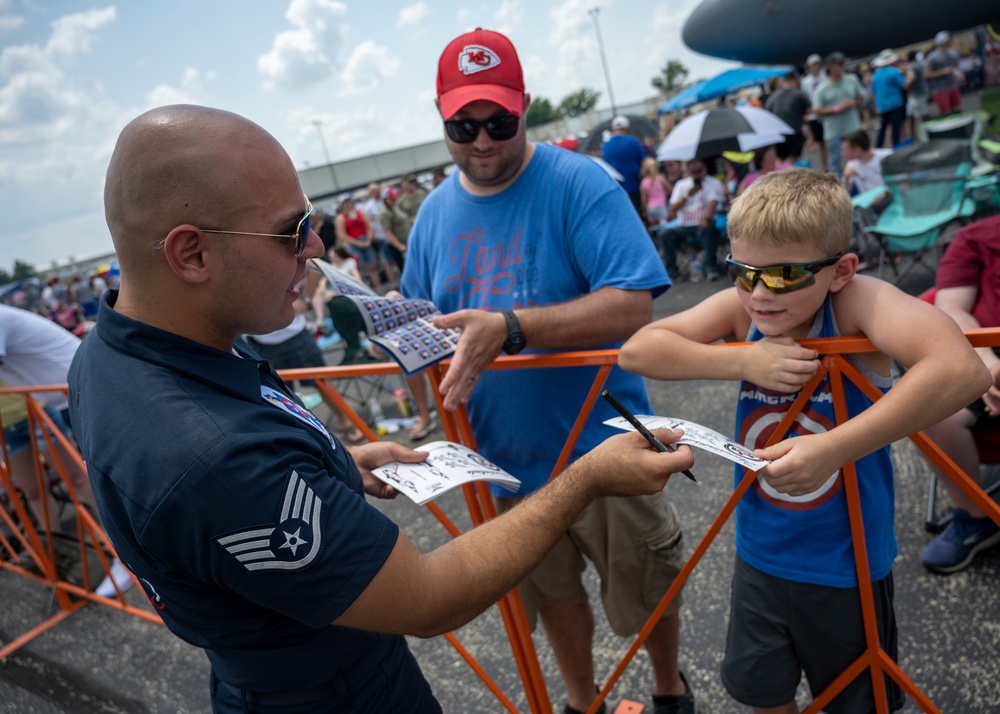 Thunderbirds, Blue Angels rock Kansas City