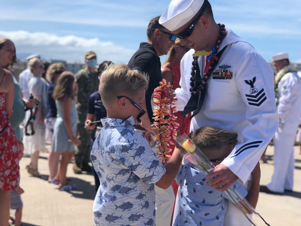 NEX Pearl Harbor Welcomes Home Sailors