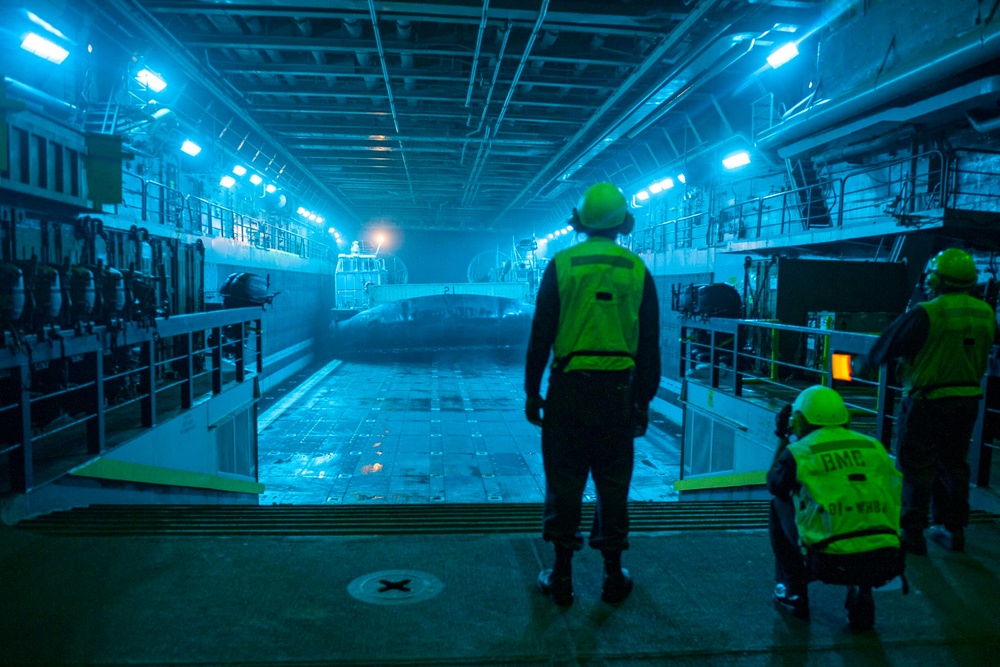 Night LCAC Operations aboard USS New Orleans in the Coral Sea 2021