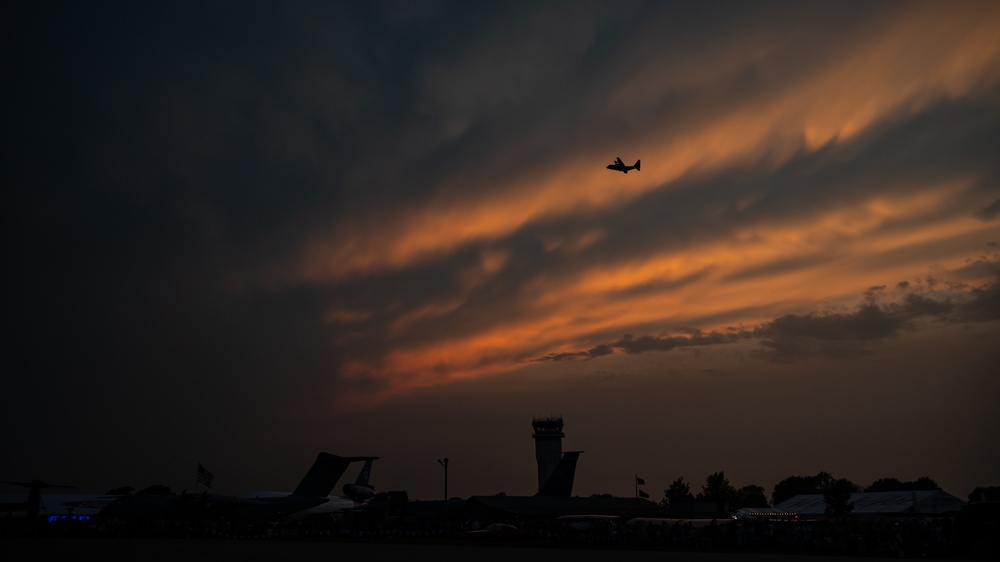 Special Tactics show of force lights up final night of EAA AirVenture Oshkosh 2021