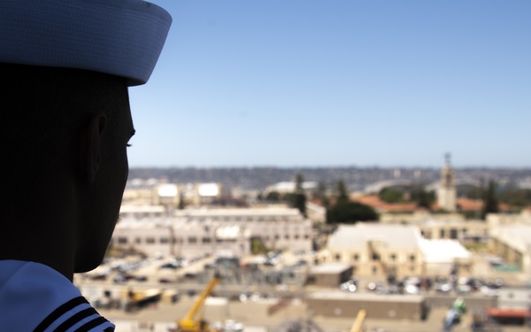 Sailors Aboard USS Carl Vinson (CVN 70) Man The Rails
