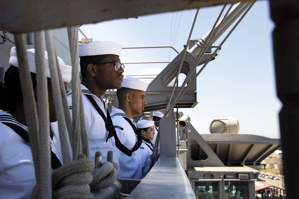 Sailors Aboard USS Carl Vinson (CVN 70) Man The Rails