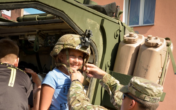 Polish citizens meet Battle Group Poland soldiers