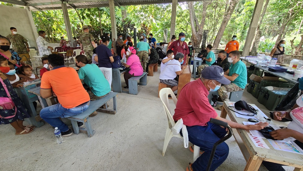 Strengthening partnerships: JTF-B medical members provide care to locals in Atlántida, Honduras