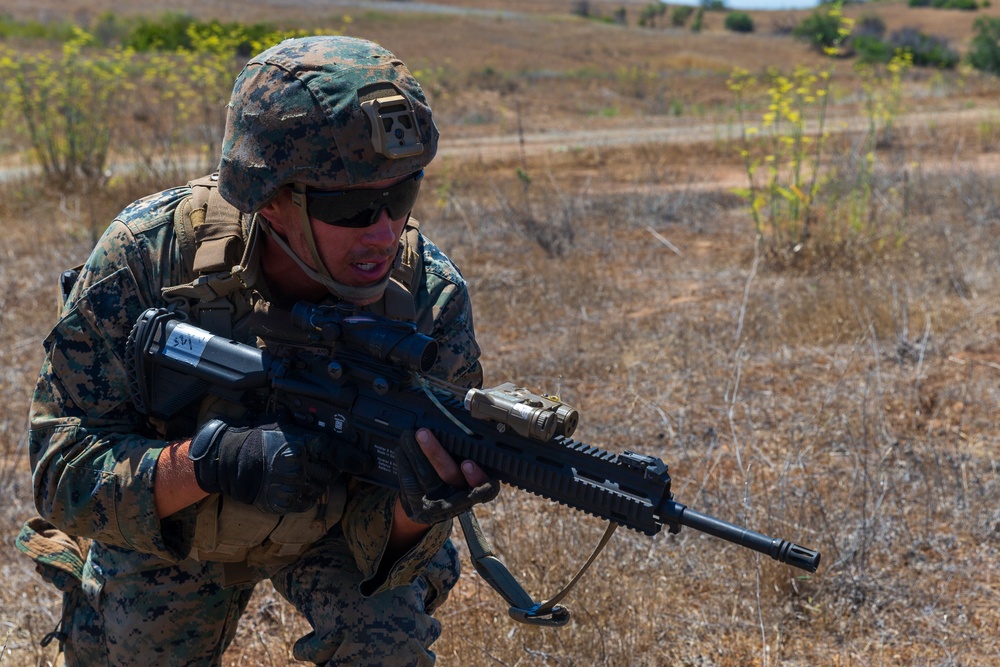 4th MarDiv Marines compete during rifle squad competition