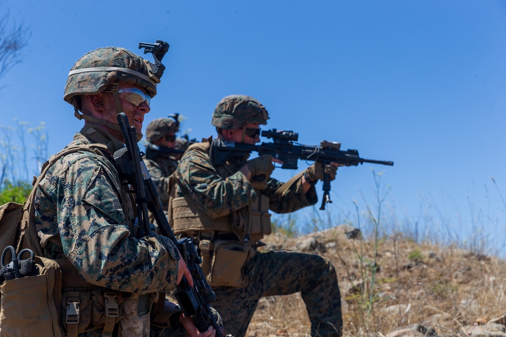 4th MarDiv Marines compete during rifle squad competition