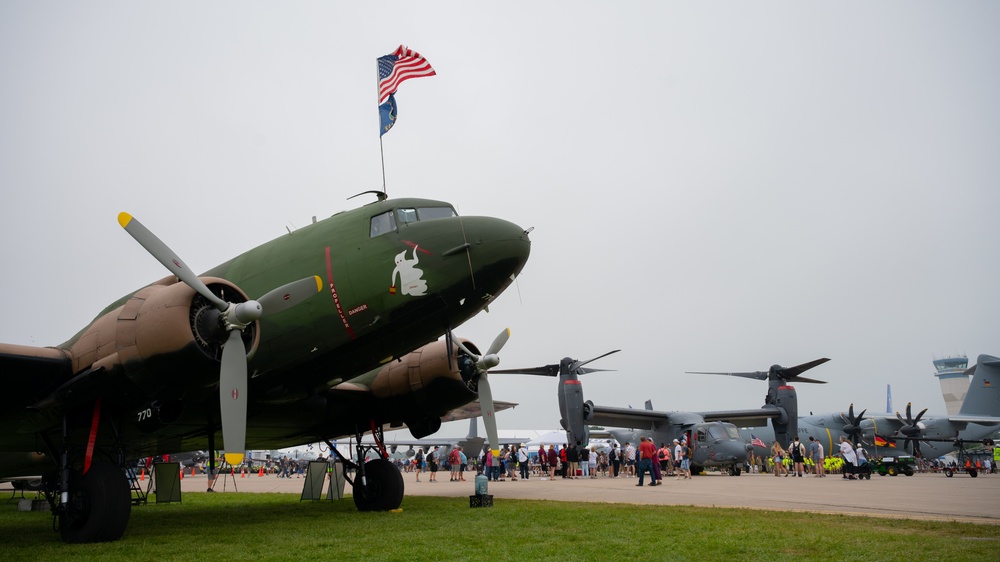 AFSOC Airmen connect with airshow attendees