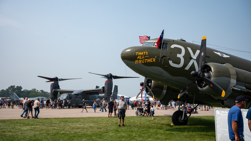 AFSOC Airmen connect with airshow attendees