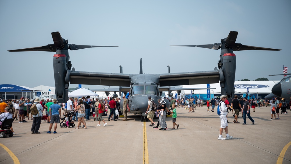 AFSOC Airmen connect with airshow attendees