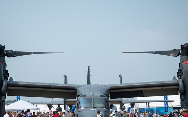 AFSOC Airmen connect with airshow attendees