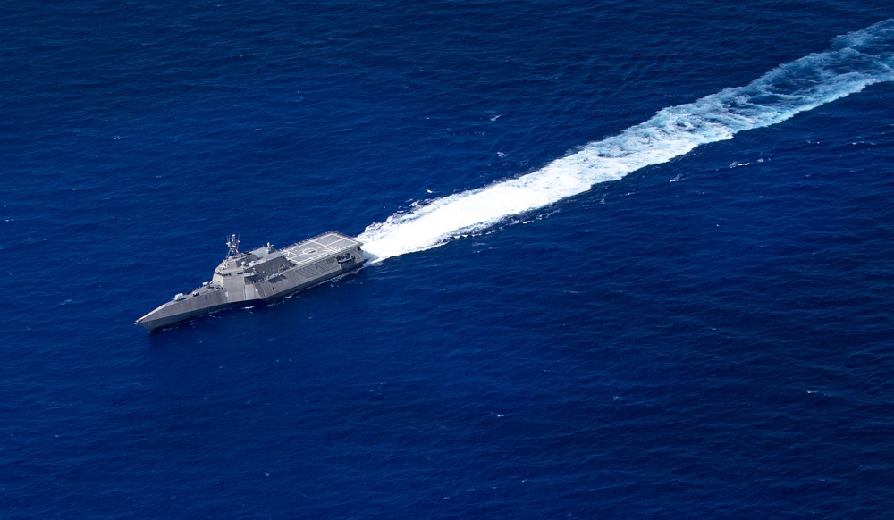 USS Jackson (LCS 6) transits the Pacific Ocean