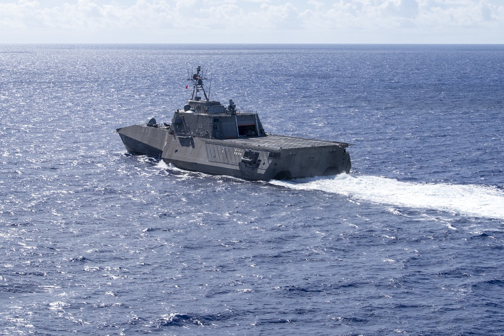 USS Jackson (LCS 6) transits the Pacific Ocean