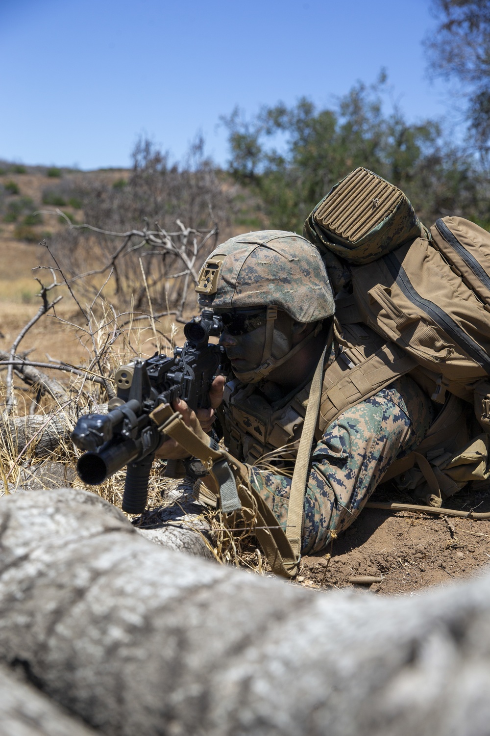 4th MarDiv Marines compete during rifle squad competition